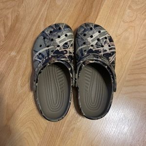 camo crocs